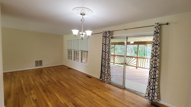 Building Photo - Stunning 4 Bedroom 2.5 Bathroom 3-Level Ho...