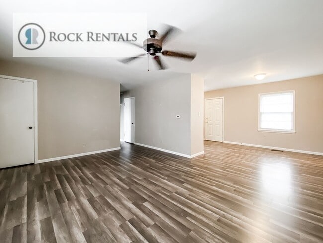 Building Photo - 3 Bed 1 Bath with Garage