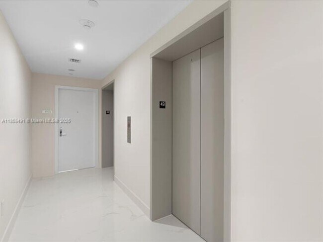 Building Photo - 700 NE 24th St