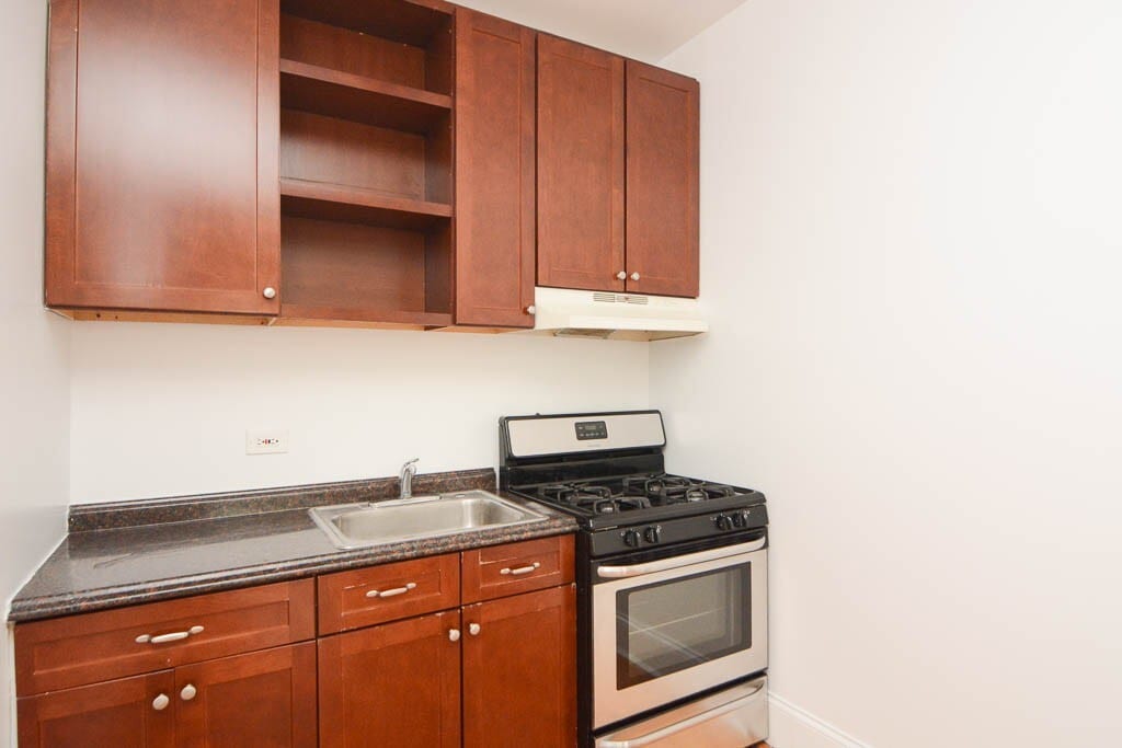 Building Photo - 2704 N Sawyer Ave