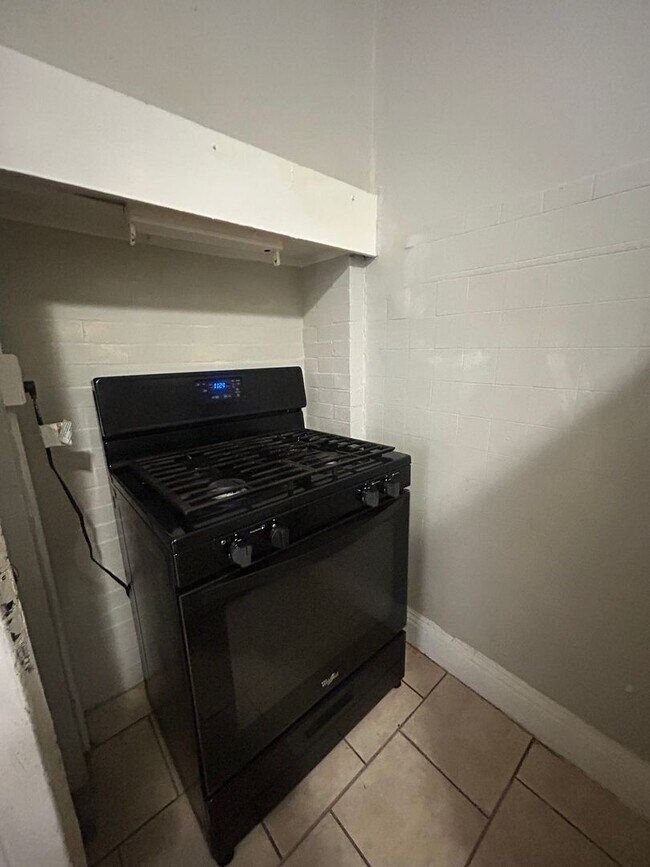 Building Photo - 654 W King St