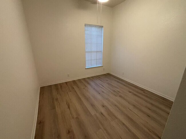 Building Photo - 11120 Savin Hill Ln