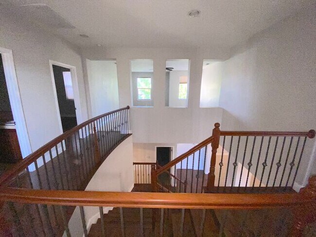 Building Photo - Top of the Hill - Gorgeous 5 Bedroom 3 Bat...