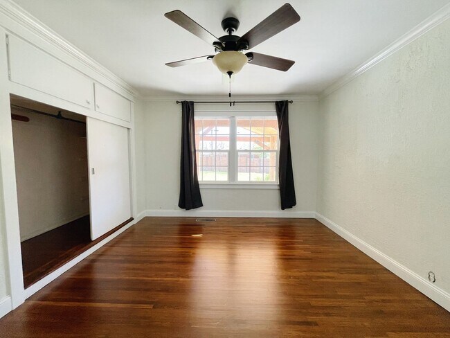Building Photo - Adorable Midtown Tulsa Bungalow