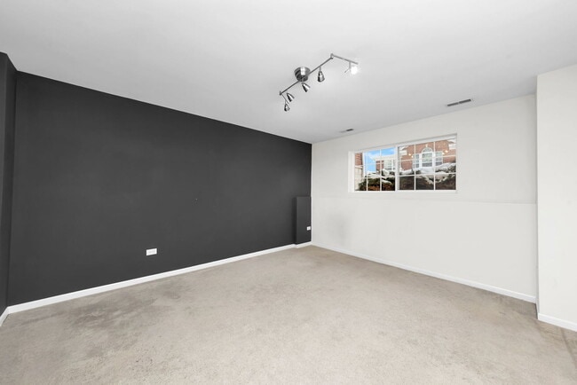 Building Photo - 2525 Dunraven Ave