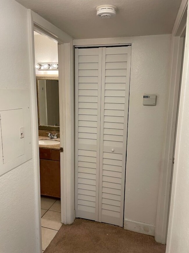 Building Photo - Lexington Place - 1126