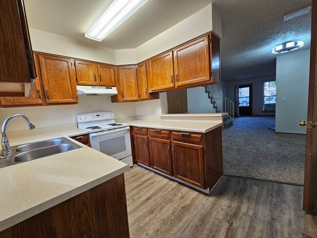 Building Photo - Spacious 2 Bed Townhome w/ Fenced Yard & N...