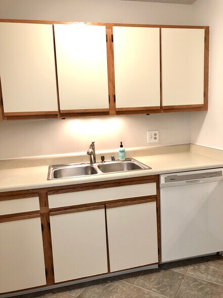 Dishwasher. - 1122 N Clark St