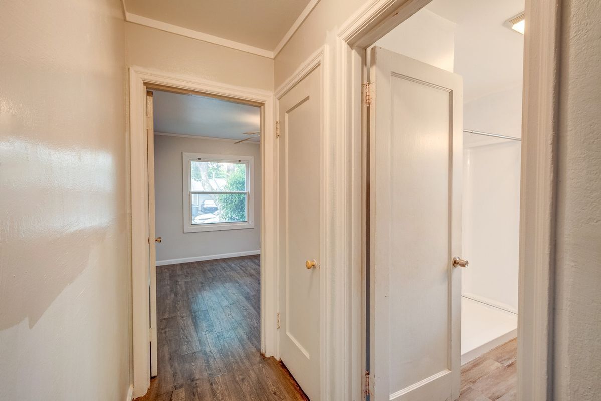 Building Photo - 566 Russell St