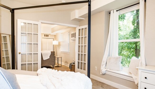 Building Photo - Cozy 2-Bedroom Home Near Sacred Heart, Shriners, and Deaconess