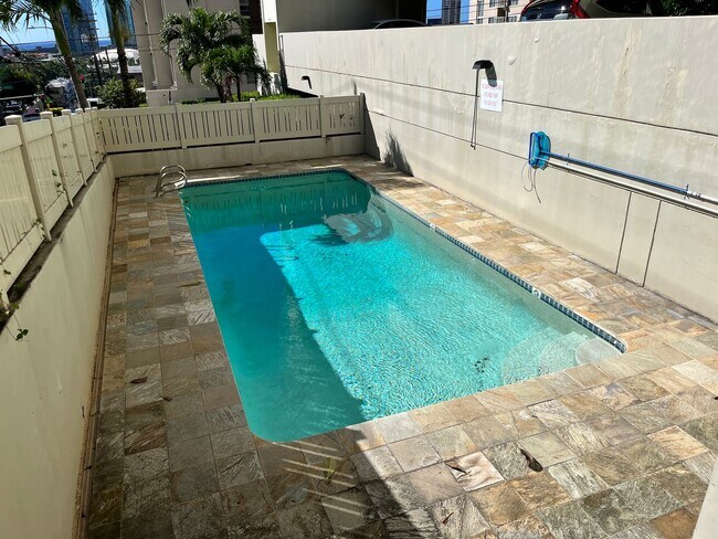 Building Photo - Westview Plaza 1 bedroom 1 bath with 1 ass...