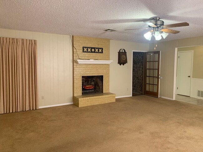 Building Photo - Cozy and Quaint 2 bedroom 2 bath with bonu...