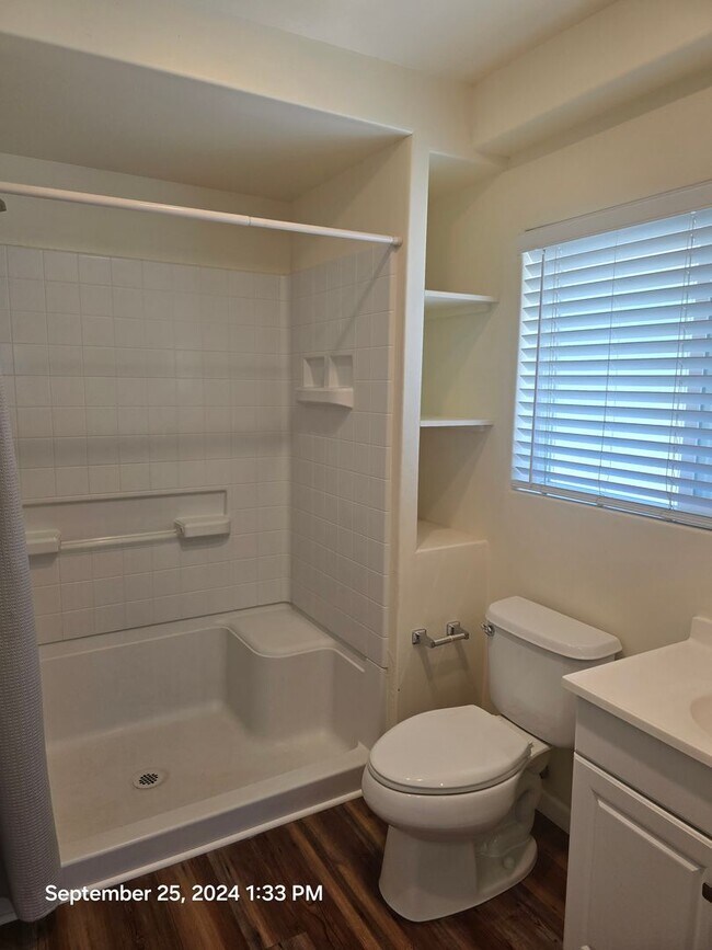 Building Photo - 995 S Main St