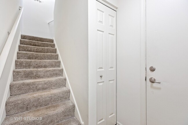 Building Photo - 431 Chopin Ct