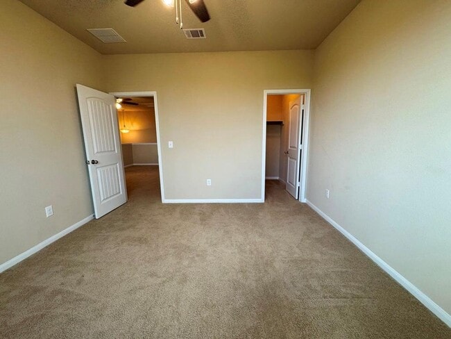 Building Photo - 2880 Donnell Dr