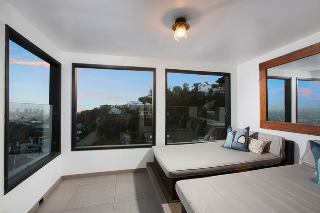 Building Photo - 1733 Sunset Plaza Dr