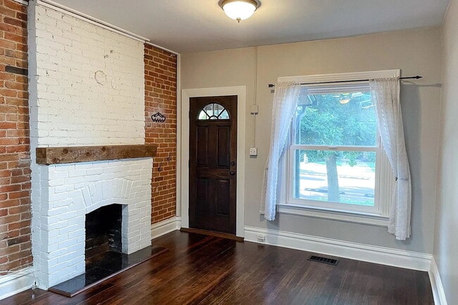 Building Photo - Chic Urban Living: Cozy 1-Bedroom Townhous...