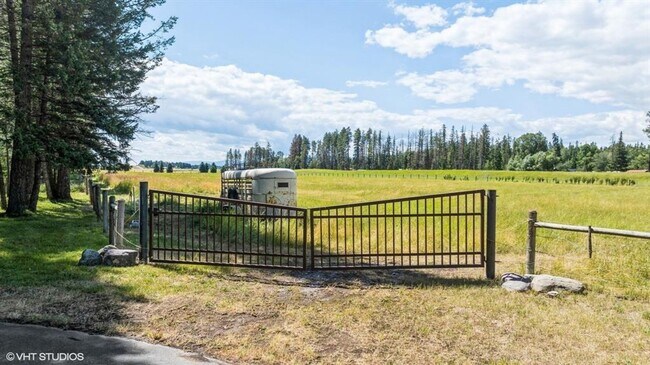 Building Photo - Stunning Columbia Falls Home w/horse pasture