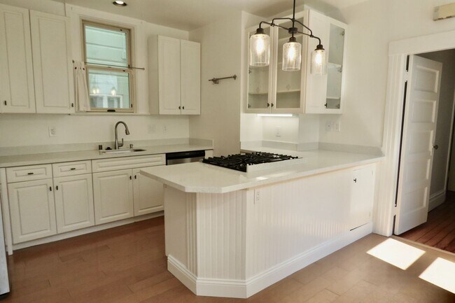 Building Photo - Freshly Updated Pet Friendly First Floor with Parking and Laundry