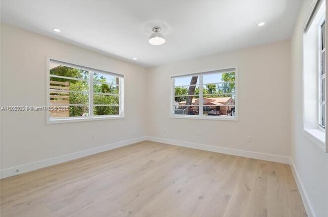 Building Photo - 1033 W 47th St