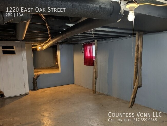 Building Photo - 1220 E Oak St