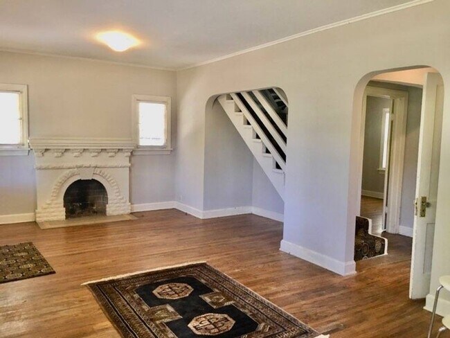 Building Photo - Charming 2 Bd Farmhouse on 1.12 Acres With...