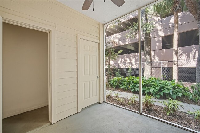 Building Photo - Renovated 2BR/2BA Condo With a Garage in I...
