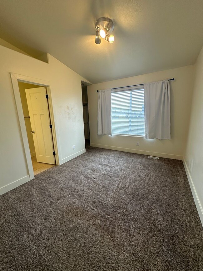 Building Photo - 2 bedroom, 2.5 bathroom townhome at Lincol...