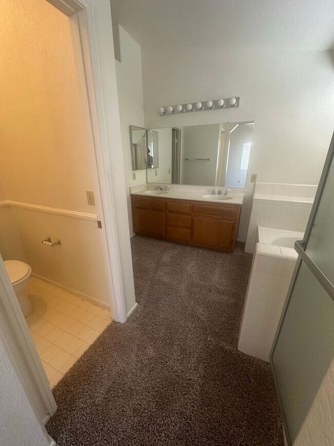Building Photo - 5 BEDROOM, 2 STORY,SPACIOUS VICTORVILLE HOME! NEAR MALL!