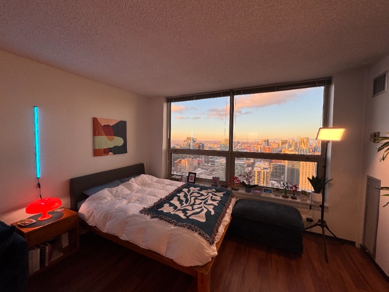 Building Photo - 625 W Madison St