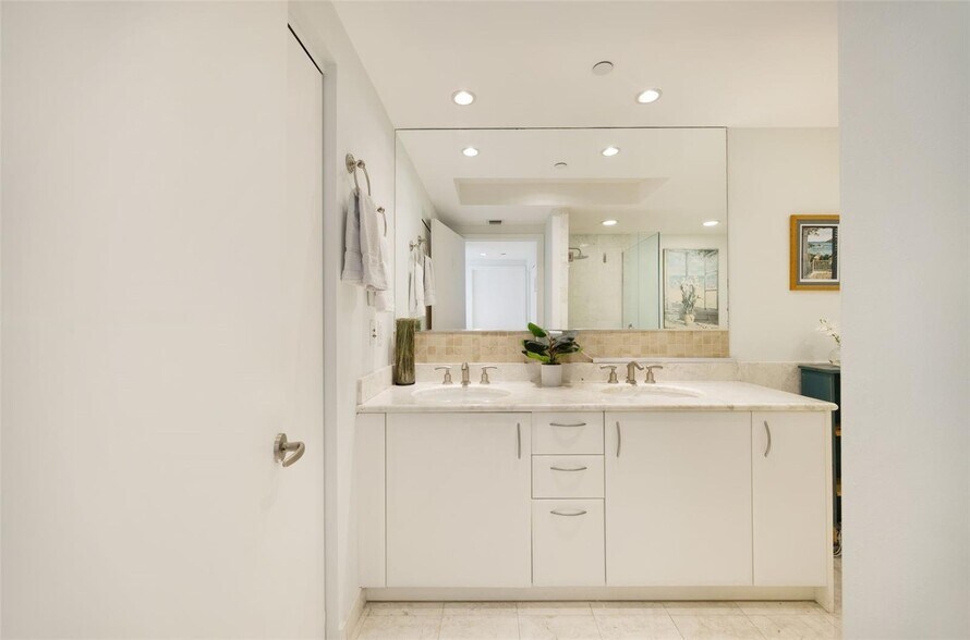 Building Photo - 1331 Brickell Bay Dr