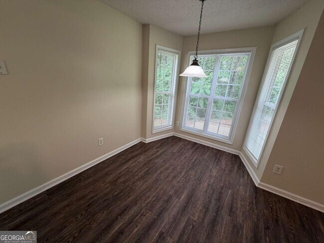 Building Photo - 211 Ravenwood Ct