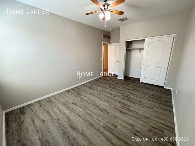 Building Photo - 10453 E Cliffrose Ln