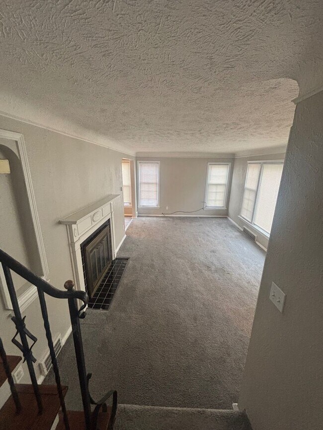 Building Photo - Move-In Ready 3BR Home w/ Fireplace, Garage & Basement – Cleveland