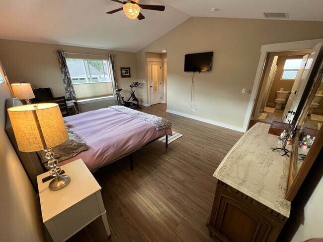 Building Photo - Beautifully constructed! 3 bed/2.5 bath ho...