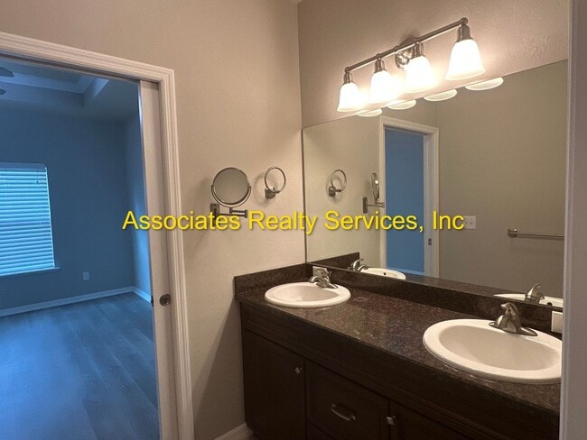 Building Photo - Sublease!   Lovely End Unit in Villas of West End LOOK!