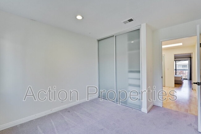 Building Photo - 209 Ortega Ave