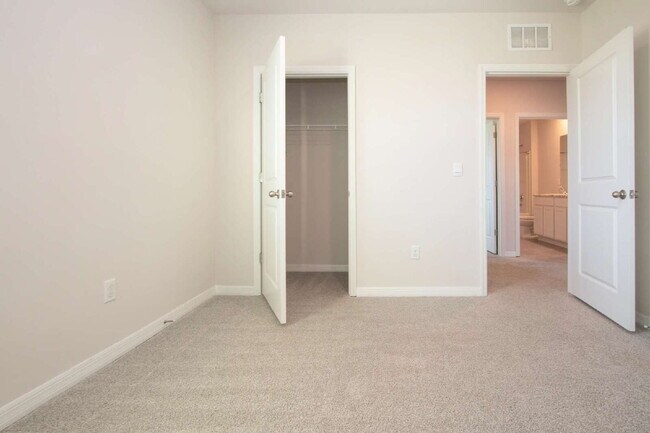 Building Photo - Spacious 5-Bed Retreat with Granite Elegance in Lakewood Ranch