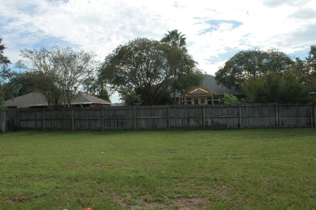 Building Photo - 63 Norwich Cir