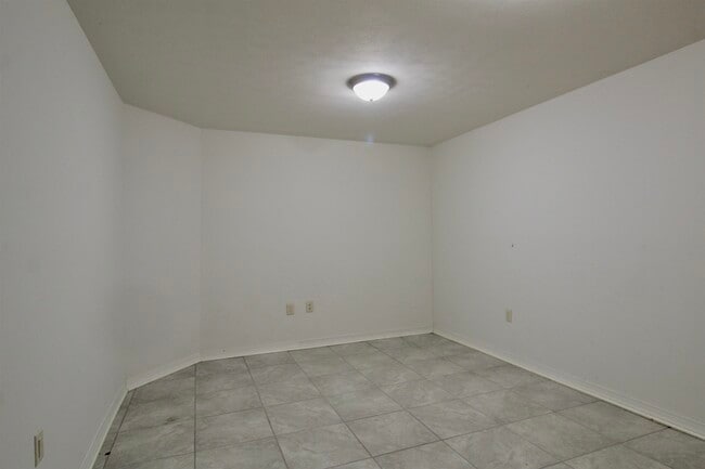 Building Photo - 2911 Diamond Spring Ln