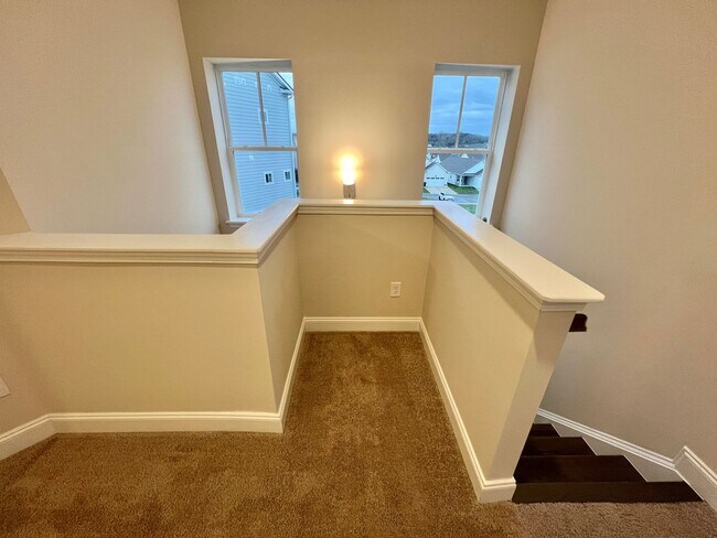 Building Photo - Like New 3 Bed, 4 Bath Townhome w/ 2 Car Garage