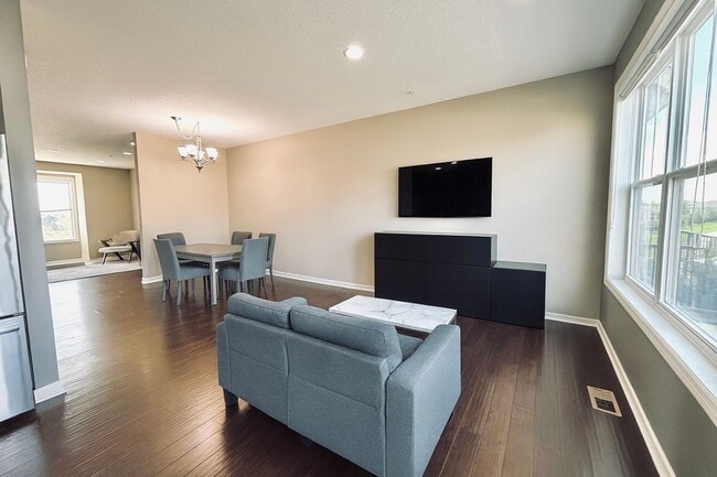 Building Photo - Updated 4bed/3bath Townhome in Prime Maple...
