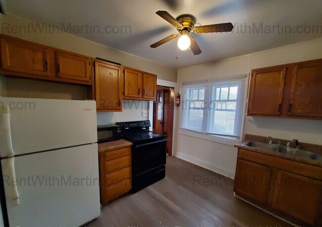 Building Photo - 808-810 W 2nd St