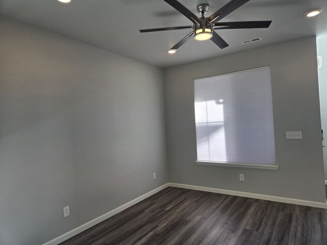 Building Photo - Evolve Real Estate: Spacious 3 Bed 2.5 bath Townhouse with Attached 2 Car Garage AVAILABLE NOW!