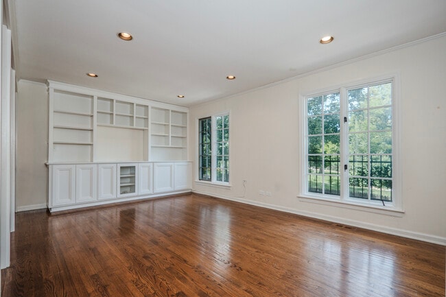 Building Photo - 3036 Highland Ave