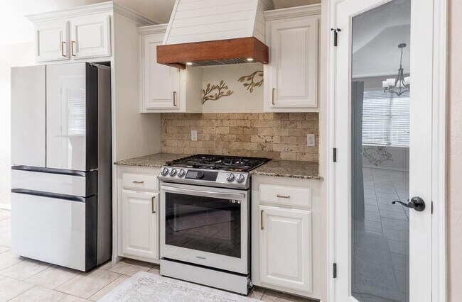 Building Photo - 808 Canyon Dr