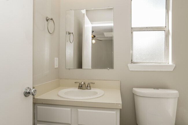 Building Photo - 2102 Thames Rd SE