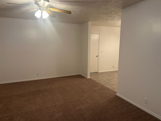 Building Photo - Spacious and recently updated, this 6-bedroom, 3-bathroom home in Ammon