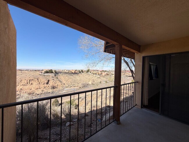 Building Photo - Cozy 2 Bedroom 2 Bathroom Home In 4 Hills!