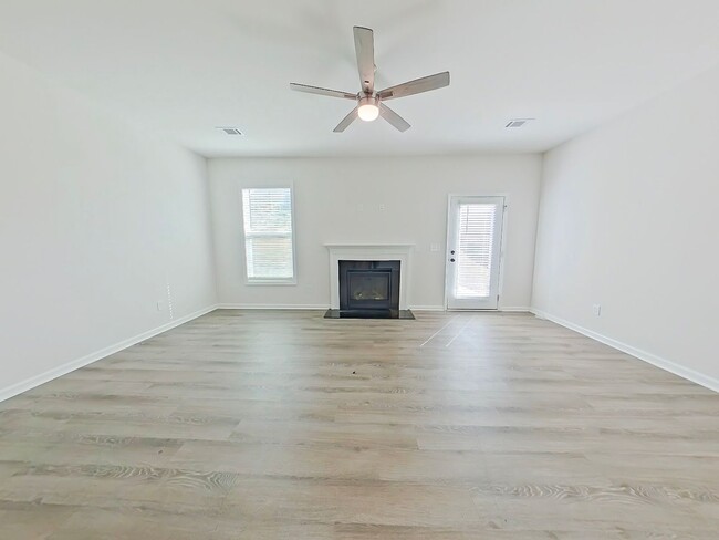 Building Photo - Stunning 4 bedroom in Graniteville!